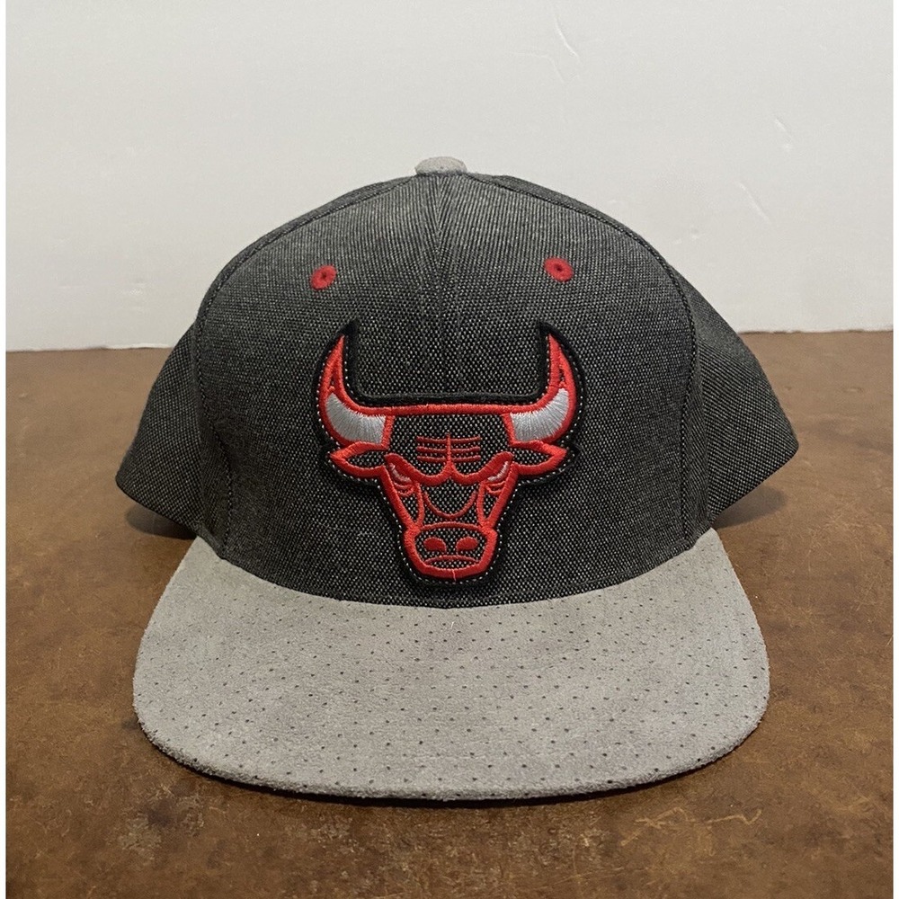 Chicago Bulls Hat Snapback Adjustable Cap Grey with red Logo , special edition